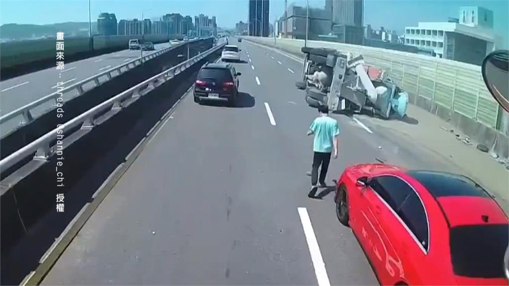 驚險!台65線水泥預拌車翻覆 撞破整排隔音牆險墜高架