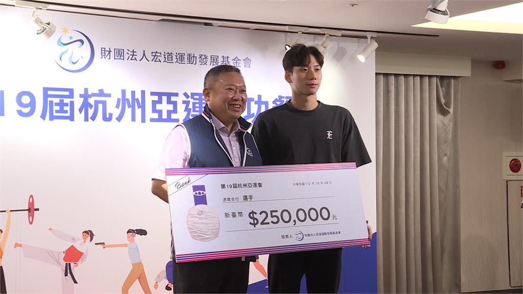 籃球(影)/總統挺「宏國象」重組!賴清德世大運授旗激勵職籃:一起壯大台灣
