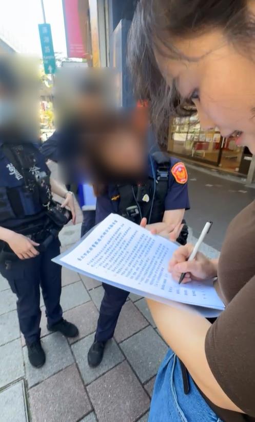 快新聞/罷團路口宣講被警舉牌「行為違法」 吳欣岱諷:距離台北市民蔣萬安還差6次