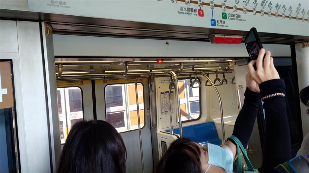 快新聞／北捷上班時間又異常！ 文湖線列車「停住不動」旅客被請下車