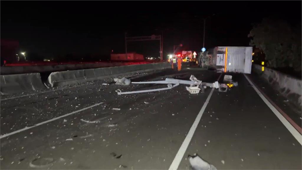 把分隔島當車道? 聯結車駕駛疑恍神撞斷燈桿整台翻覆