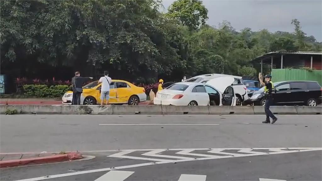 賓士突飛越分隔道 4車連環撞1命危1傷