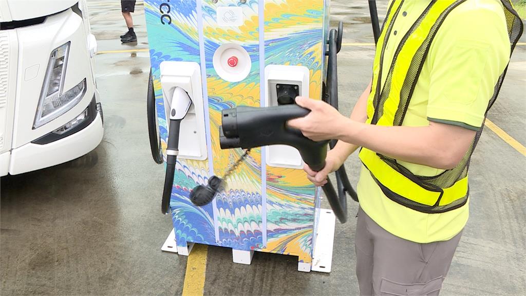 辜家少東操刀「綠色物流」 引進電動拖曳車運送水泥
