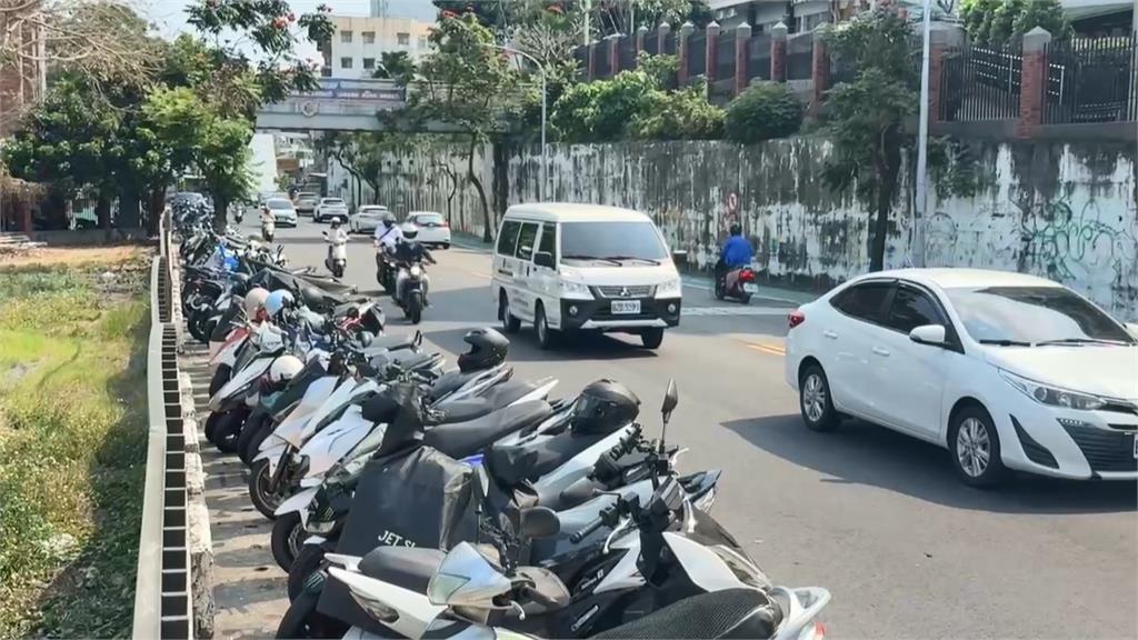 高雄行糾! 疑不滿汽車靠太近 單車騎士刻意擋道.怒瞪