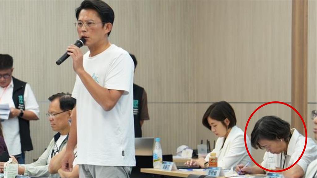 黃國昌講話沒在聽？蔡壁如遭抓包「全程戴耳機+低頭」…她辯：可以一心好幾用