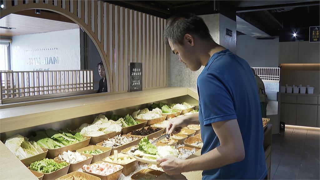 火鍋大戰！出奇招搶客　老牌業者推３９８元肉品吃到飽