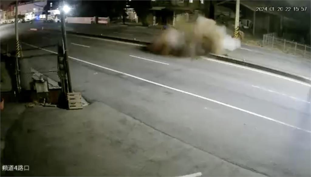 快新聞/彰化田中夜間馬路氣爆 煙霧彌漫土石散落畫面曝光