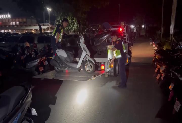 大學生連假趕搭車　知本火車站現機車違停亂象