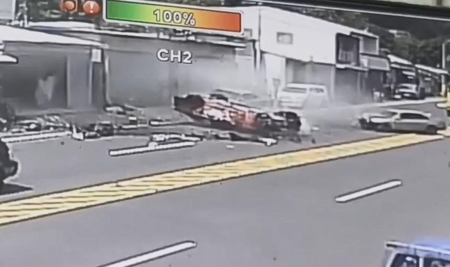 拖鞋卡油門! 賽車失控暴衝撞擊4車 民眾:以為爆炸
