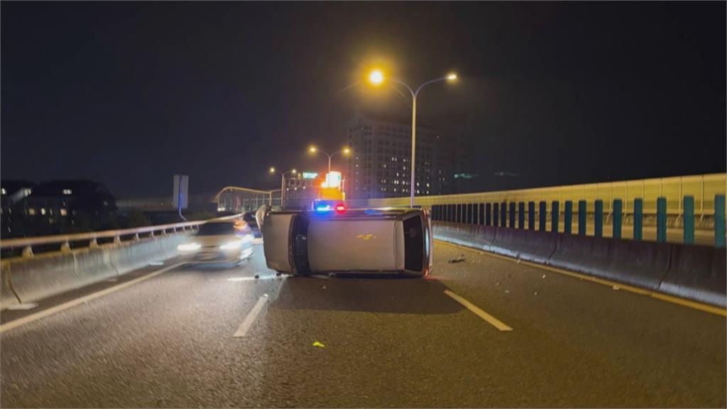 西濱驚魂！騎士玩命逆向奔馳內車道　目擊駕駛嚇壞