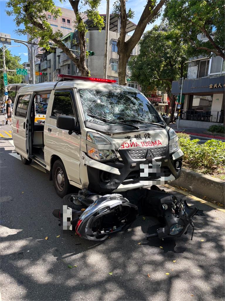 快新聞/離譜!23歲救護車駕駛竟無照載病人 闖紅燈撞死機車騎士遭送辦