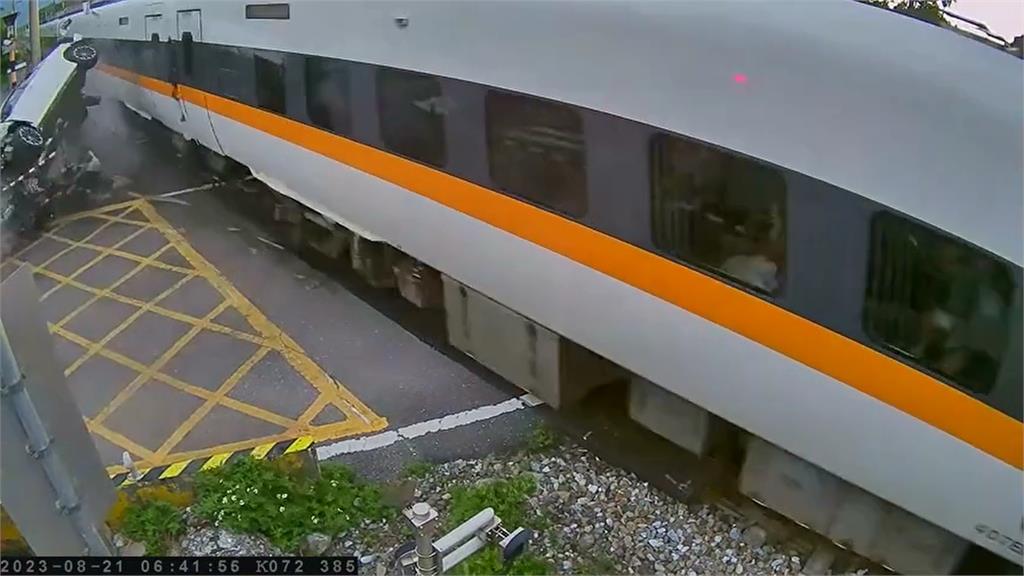 快新聞/撞擊畫面曝!白車闖入「直衝」太魯閣號 旋轉270度車全毀