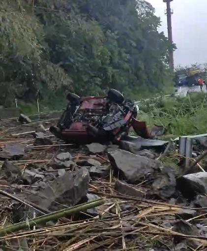 快新聞/阿里山林鐵員工冒雨上山搶修 回程慘遭巨石砸中「命危送醫搶救」