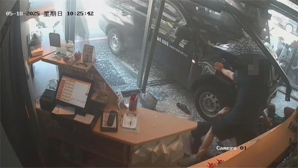 廂型車失控衝撞花蓮知名早餐店 撞破落地窗、13人受傷