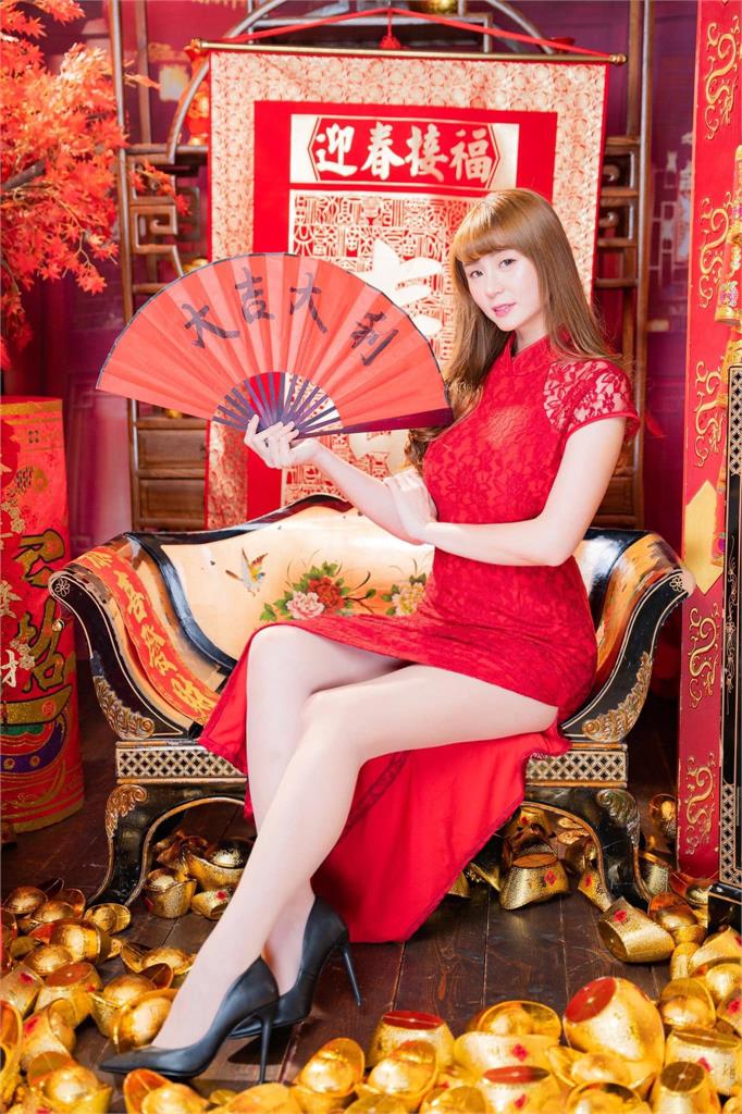 短今拜年「誠意溢出來」!旗袍衩開太高「逼近禁區」洩走光邊緣