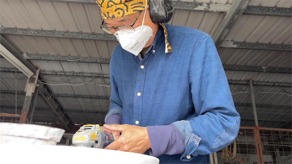 雕刻家蔡文慶義賣作品 募73萬5千捐劉一峰神父