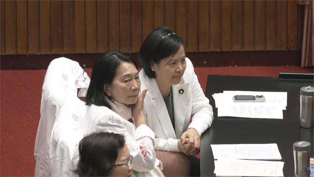 快新聞／李貞秀被嗆翻了！議場內齊喊「中國人滾回去」　她竟囂張比倒讚反擊