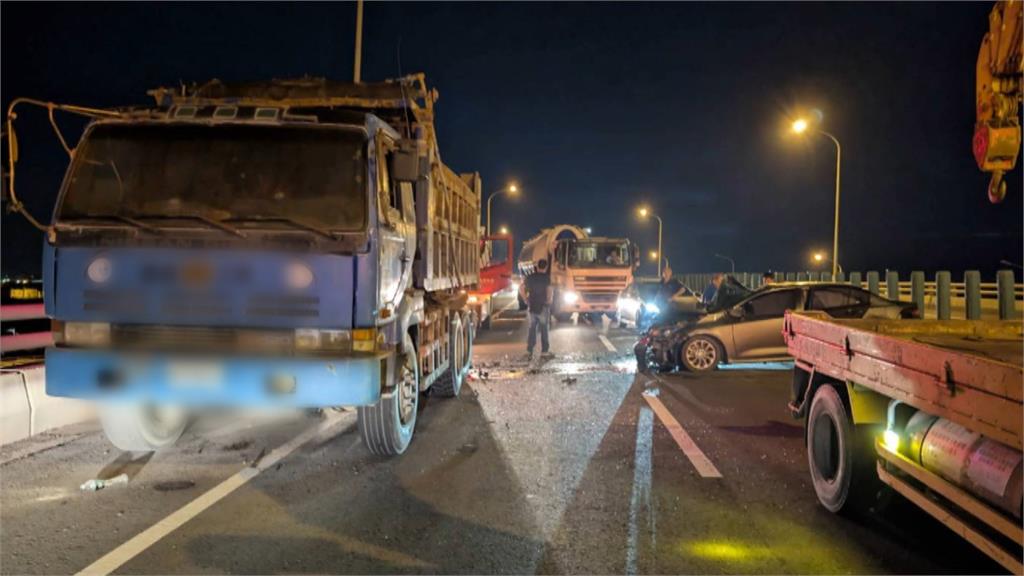 驚悚!胎皮異物散落國道 轎車急煞翻覆兩人輕傷