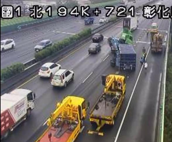 國1苗栗三義段警車自撞! 疑天雨路滑釀禍1警1嫌受傷