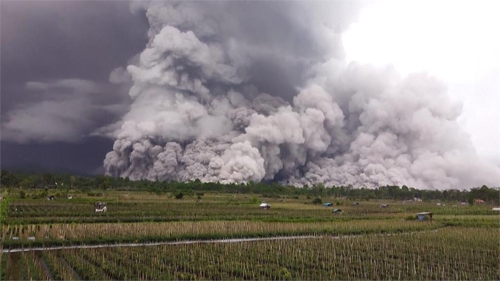 印尼塞梅魯火山連續噴發10次　當局急撤逾900人、道路遭破壞