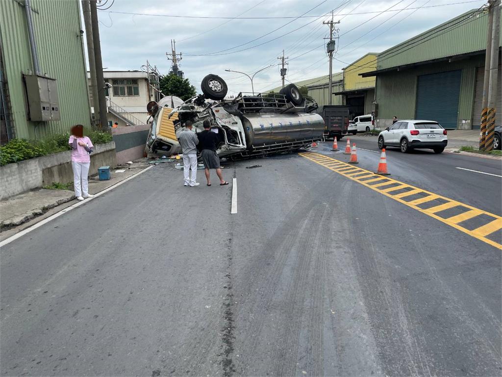 牛奶漏滿地！槽車撞水泥車猛翻180度　路人「夾縫逃生」畫面超驚險