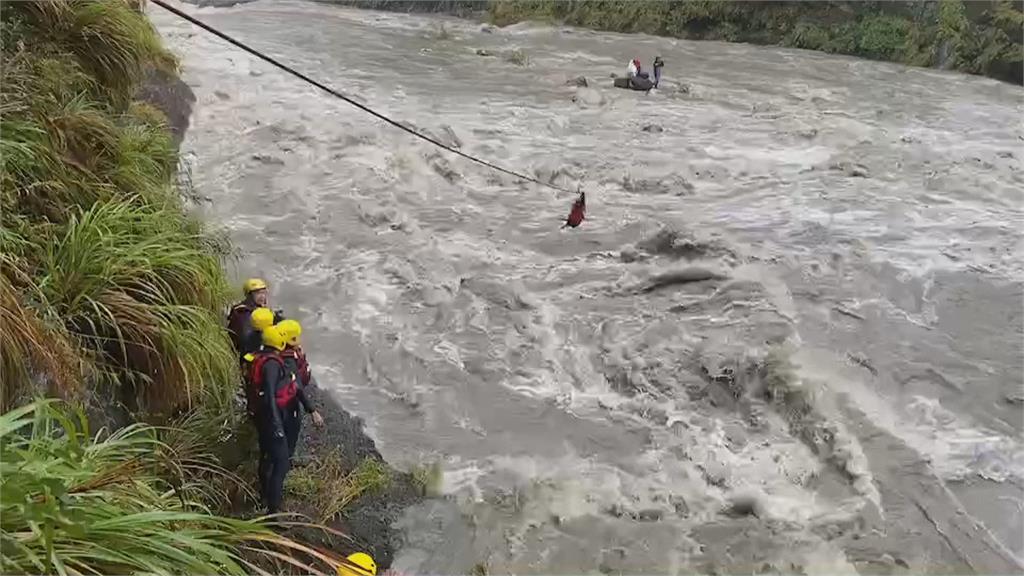 驚險！　新竹「泰崗野溪溫泉」溪水暴漲　6受困遊客幸運獲救