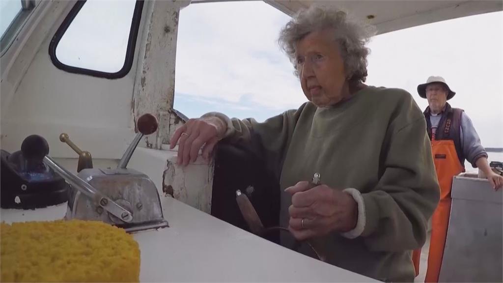 百歲龍蝦奶奶！活力充沛的101歲捕蝦手　堅定稱：退休時間在墓碑上