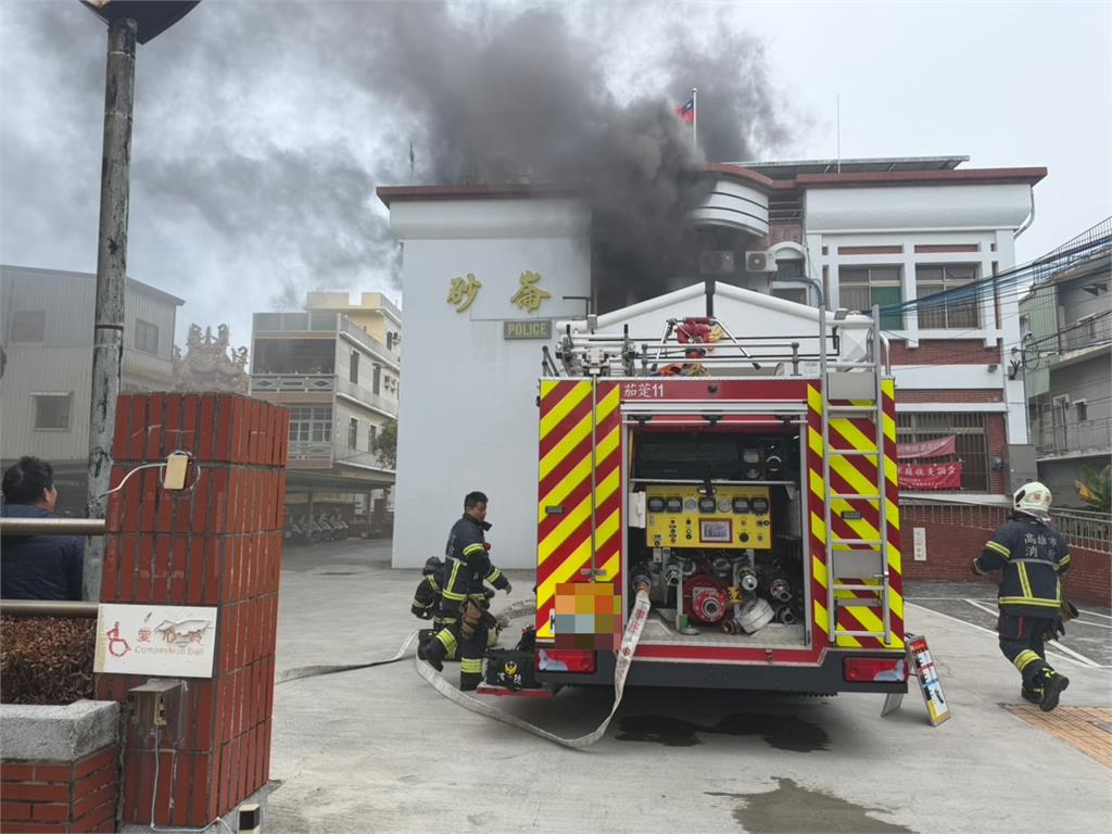 最新／消防搶救警察！沙崙派出所黑煙竄天　疑「這原因」釀災