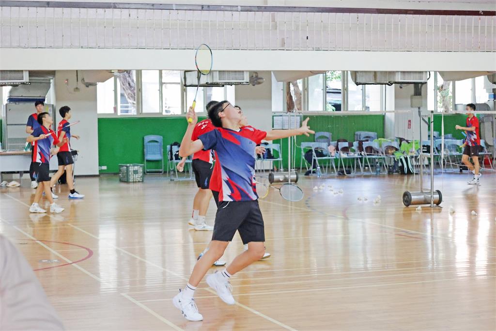 快新聞／吳沛憶助龍山國中羽球隊換新戰袍　挺小將自信閃亮發光