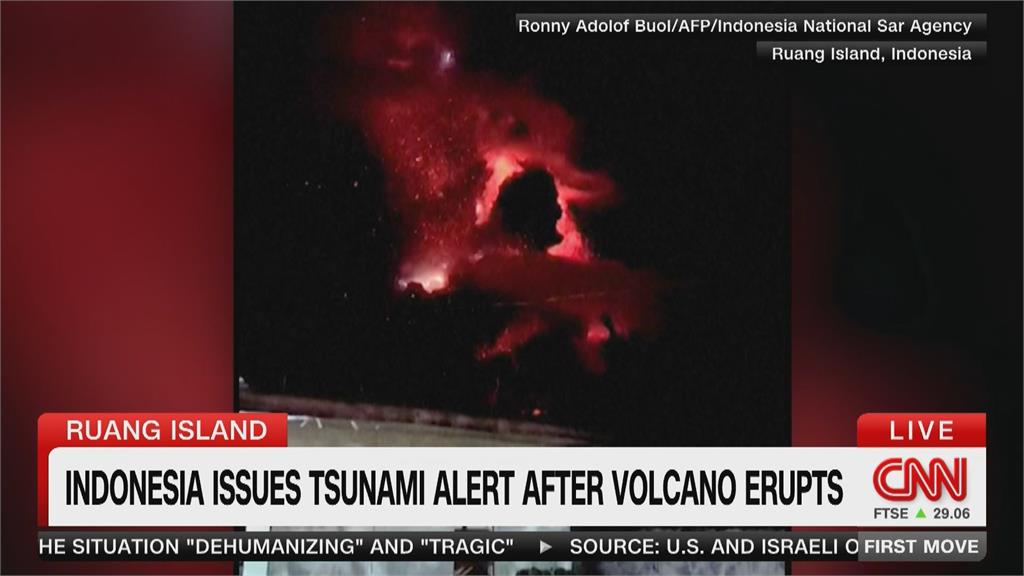 印尼火山爆發恐引發海嘯 緊急撤離上萬居民