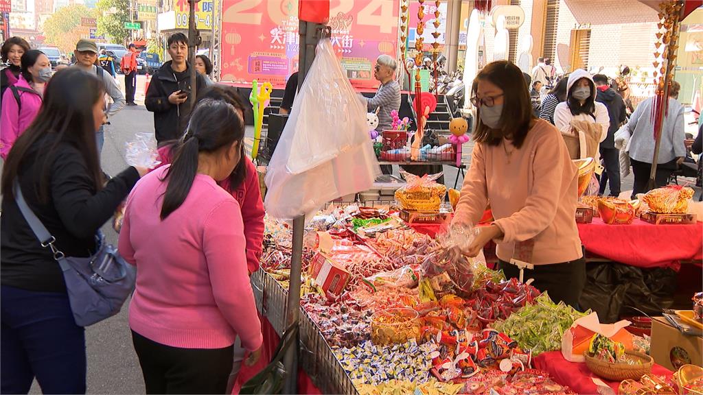 台中天津路年貨大街人潮滿滿　魷魚絲、糖果漲價5%