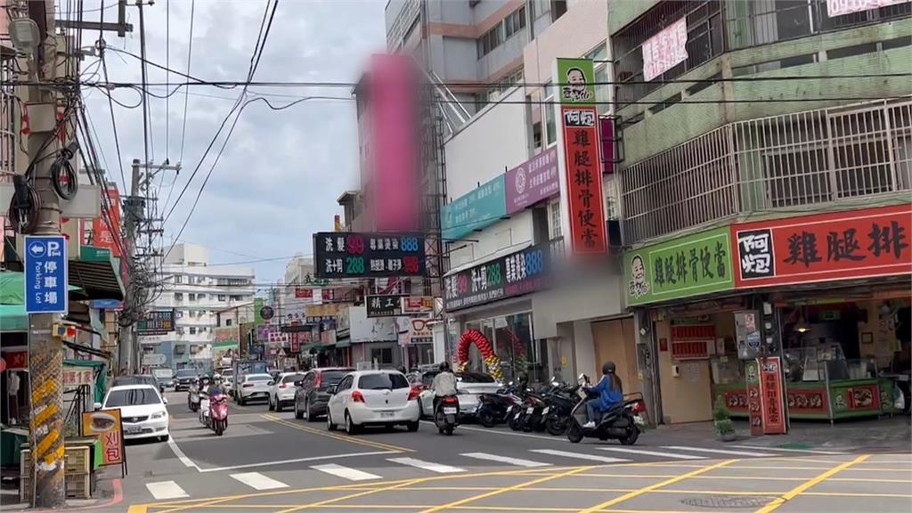 扯!廣告看板延伸近半個路面 民眾:政府都沒在管?