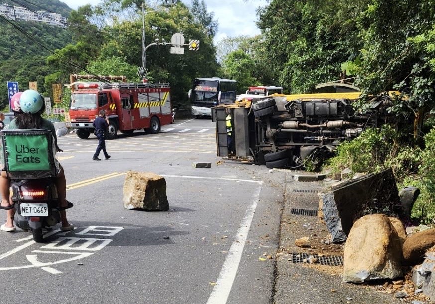 快新聞/疑似勾到電線!新北萬里清潔車自撞山壁翻覆 車上2人輕傷送醫