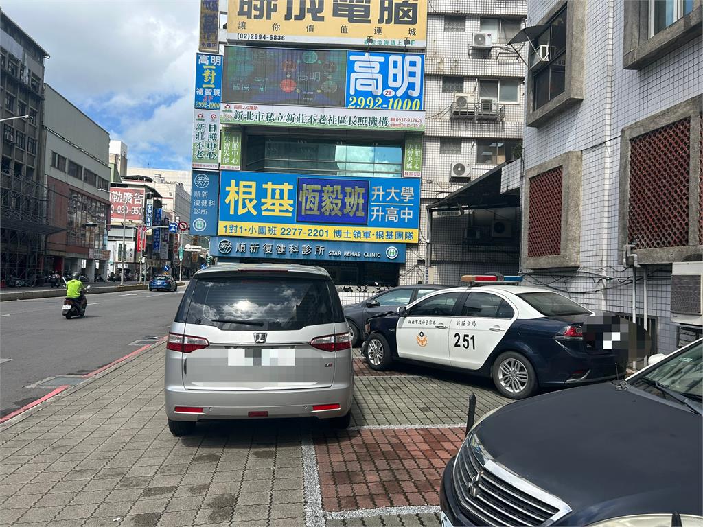 快新聞/就在警局前!新莊駕駛突暴衝上人行道 1女直接消失在監視器...