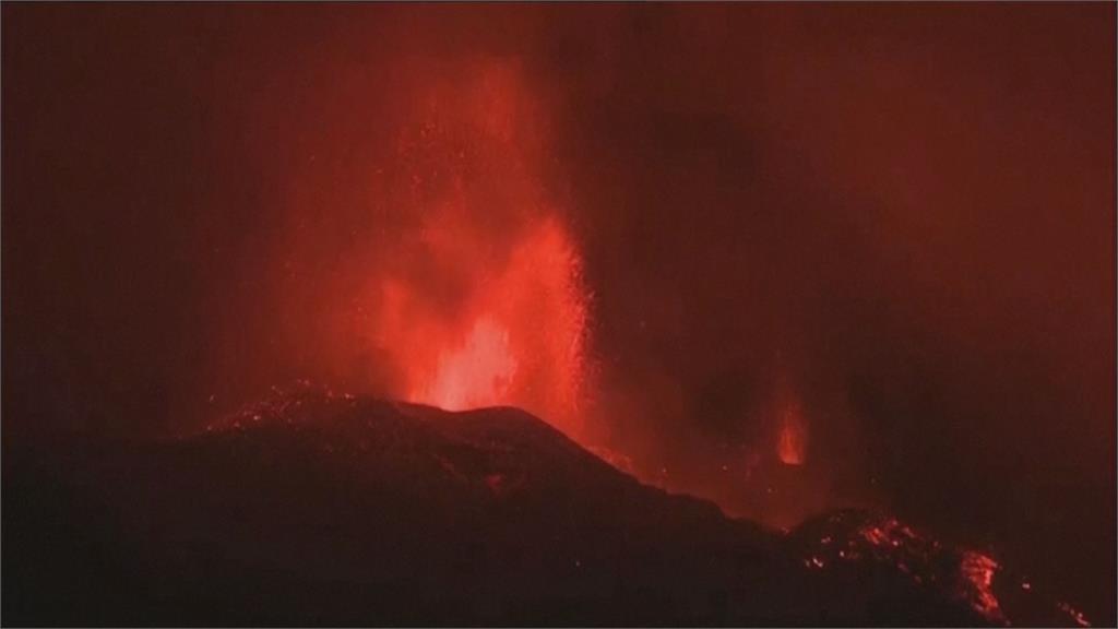 爆發畫面曝！火山熔岩毀百棟房5000人急撤　西班牙觀光部長讚：精彩的表演