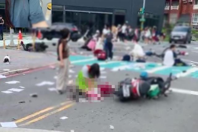 三峽車禍「女學生跪地CPR」搶救畫面曝!他讚「勇敢的孩子」網淚喊:教育有成