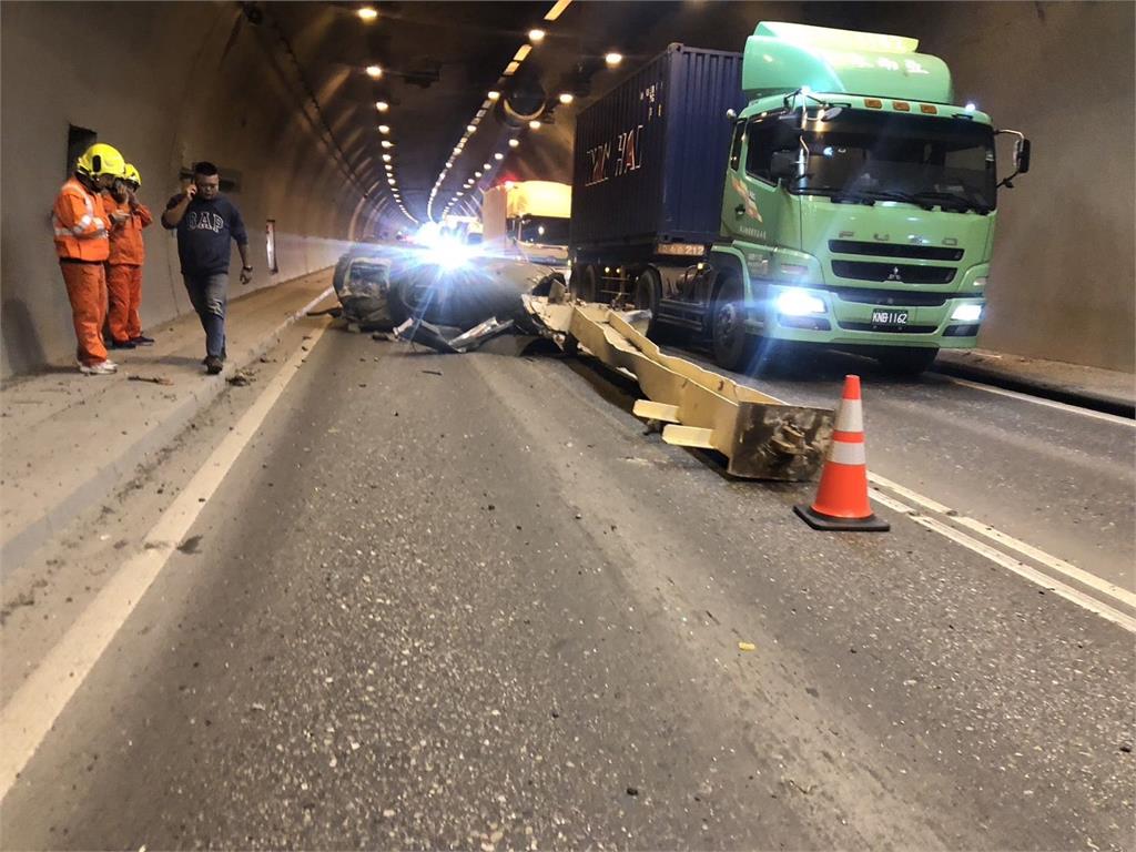 快新聞/傻眼!大貨車「廢金屬堆太高」撞斷觀音隧道內通風管 現場畫面曝光