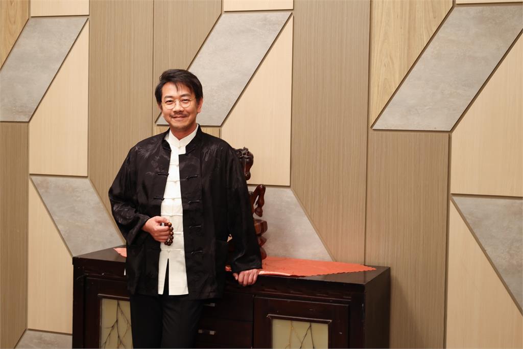 戲劇男神江俊翰回歸!接演民視《豆腐媽媽》挑戰「複雜議長」
