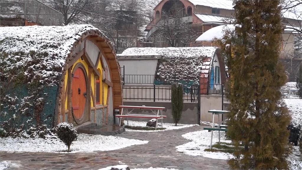 亞美尼亞北部度假城鎮　業者打造「哈比人木屋」搶客