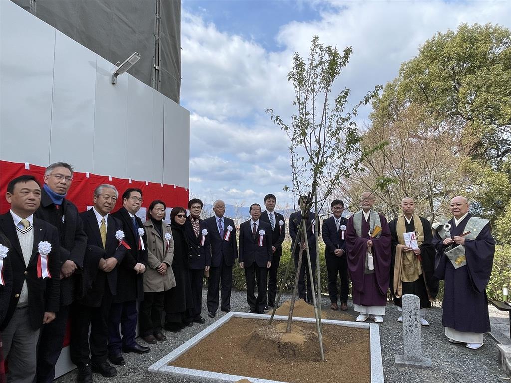 謝長廷與南市府赴日高台寺分植臺灣櫻 黃偉哲：深化日臺交流