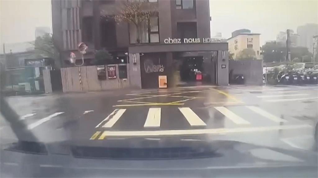 北市警車行經路口未減速！　害騎士自摔、網質疑：是不是肇逃？