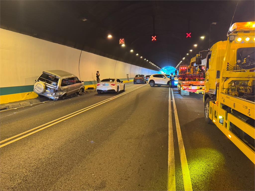 最新／國3新店隧道3車連環撞！轎車噴到中外側車道　誇張畫面曝光