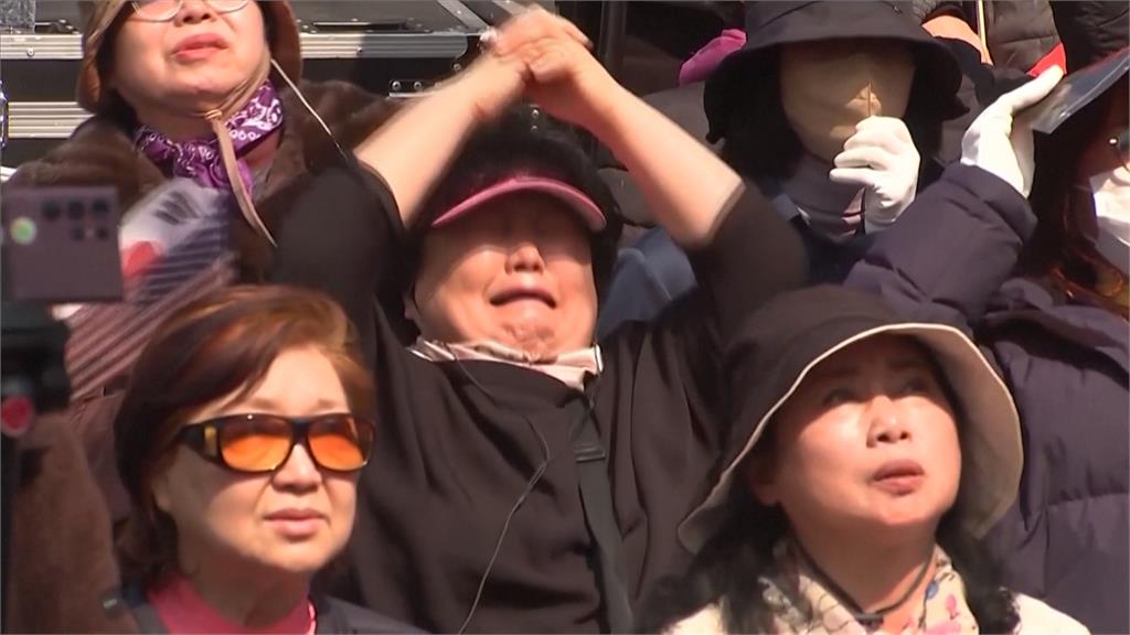 尹錫悅彈劾案全票通過 支持民眾引發暴動砸警車