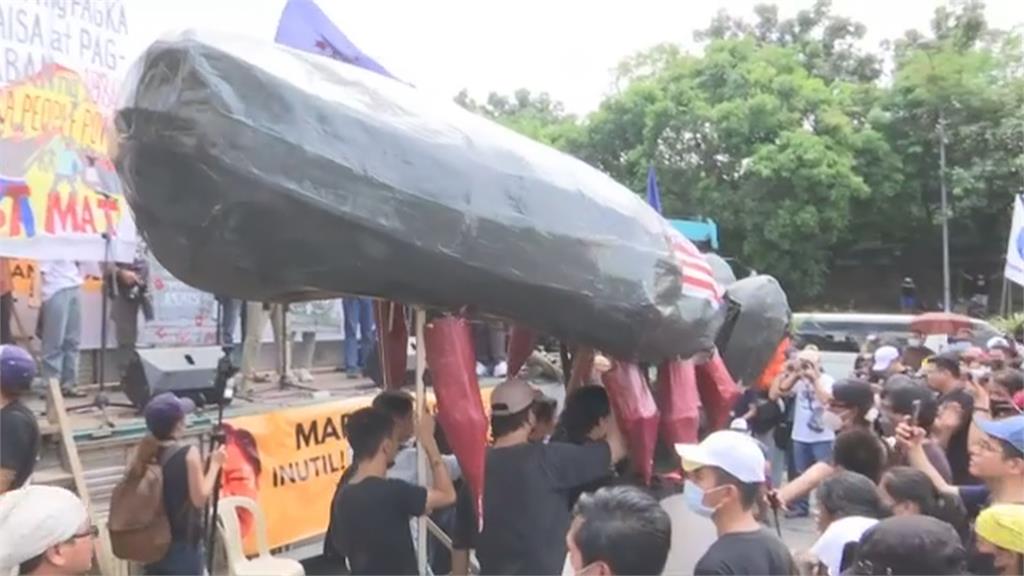 紀念1986年推翻馬可仕戒嚴政權 上千名菲律賓民眾上街抗議