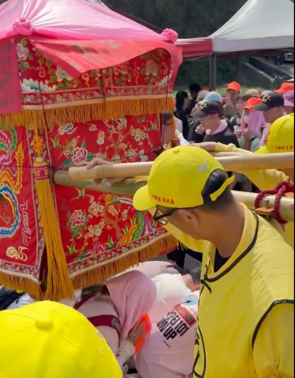 捕獲野生101董座！賈永婕現身白沙屯「鑽轎底」成功興奮尖叫：我好幸運！