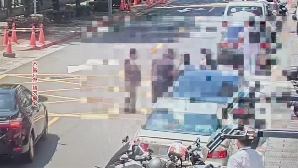 父載兒3貼碰撞計程車車門 刑事局前大打出手
