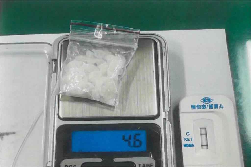 後座乘客未戴安全帽　騎士卻「異常緊張」藏毒遭逮