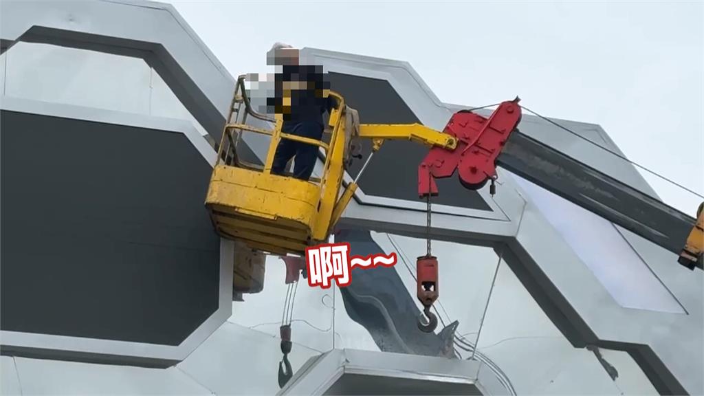 嘉義台灣燈會傳工安意外！　工人高空作業「手被夾」痛苦哀號