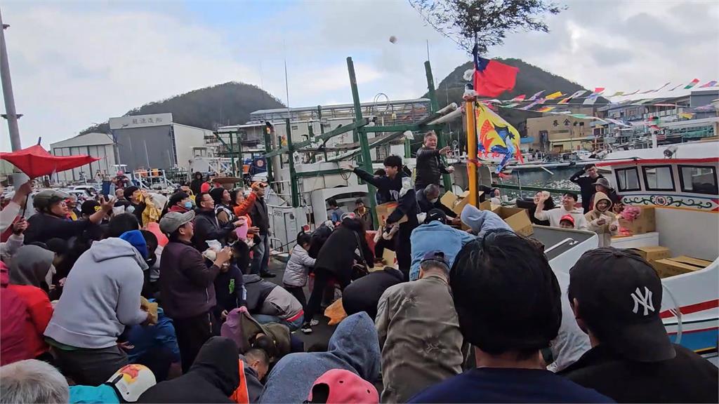 南方澳新船下水! 循古禮「丟包子麻糬」民眾雨傘、紙箱全出動接好康