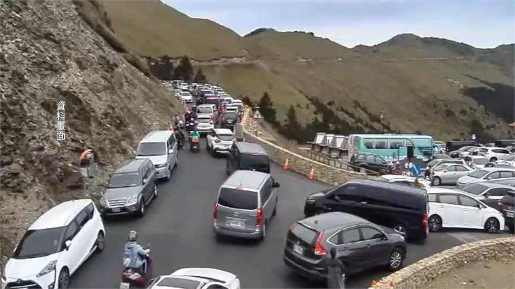 合歡山遊客多停滿違規車　山路驚險會車、交通壅塞